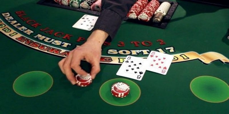 Nên tách rời 2 quân bài 8 khi chơi bài Blackjack 